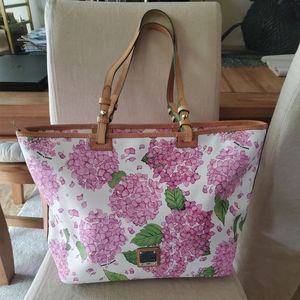 Dooney&Bourke leisure shopper tote/hydrangeas/FINAL PRICE!